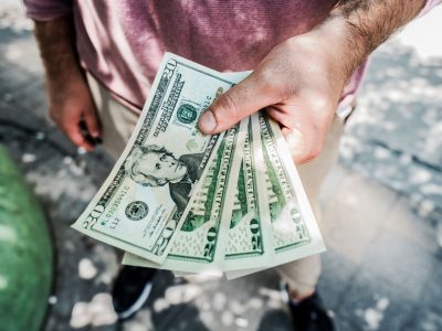 un hombre que desea que su dinero fluya