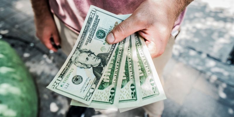 un hombre que desea que su dinero fluya