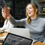 Mujer que invierte en franquicias económicas