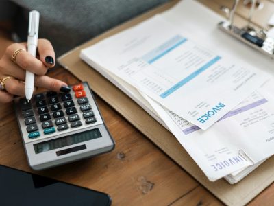 persona que busca ordenar tus finanzas