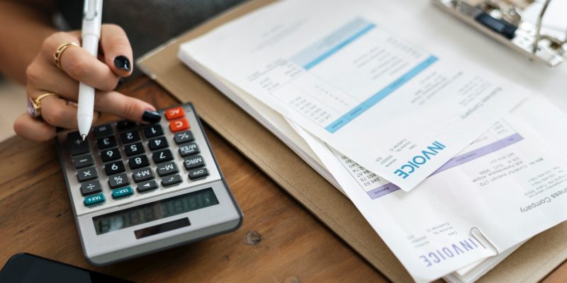 persona que busca ordenar tus finanzas
